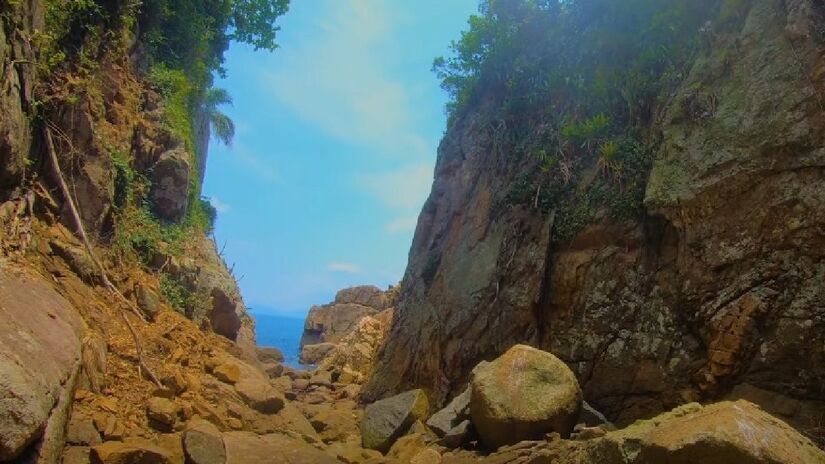 O local é cercado por vegetação típica da Mata Atlântica/Youtube Ubatuba Guide
