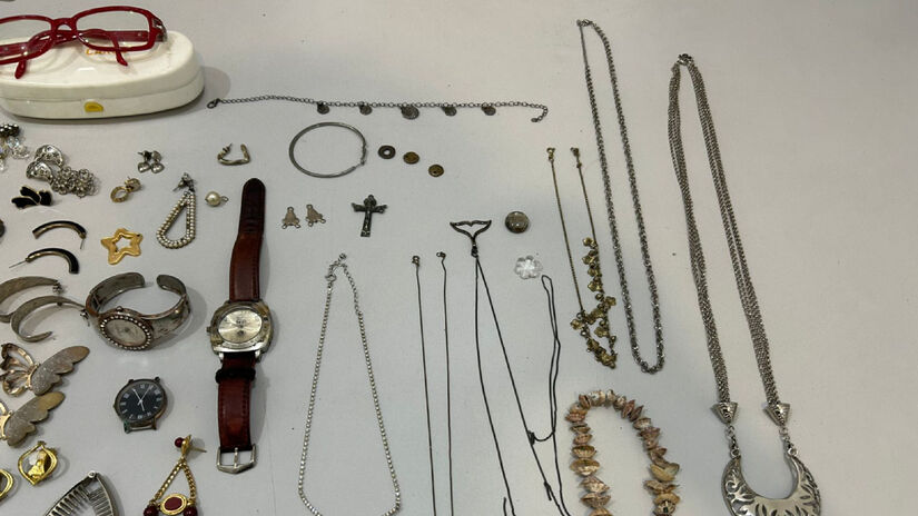 Durante a vistoria, foram encontrados diversos objetos, incluindo joias, bijuterias e relógios, que possivelmente foram obtidos através desses crimes / Divulgação/Polícia Civil