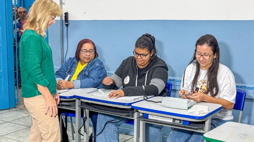 Segunda a votar, Cristina Wiazowski chegou por volta de 11h na Escola Aracy da Silva Freitas, na região central de Mongaguá  / Gabriel Freitas