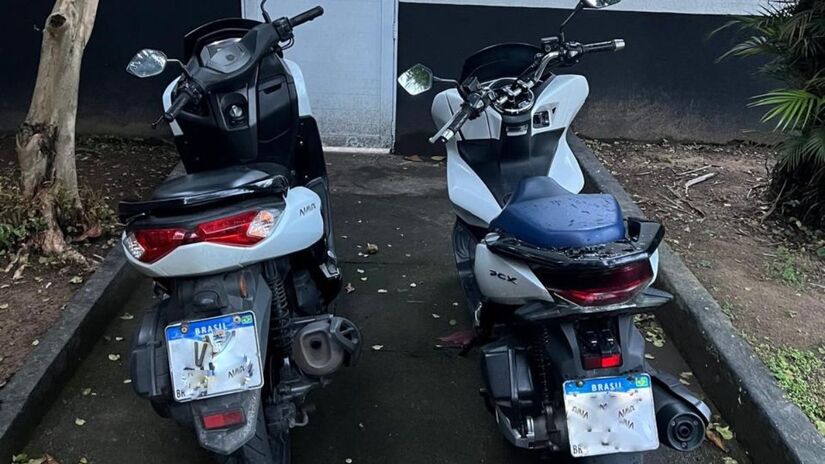Duas motos que eram utilizadas para o transporte das drogas. Crédito: Polícia Civil/SP