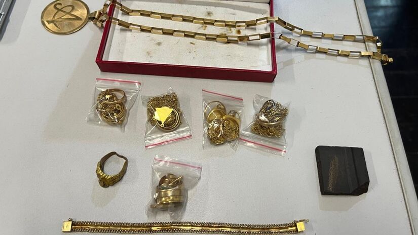 Quatro pulseiras, 3 brincos, 4 pedaços de ouro. Crédito: Polícia Civil/SP