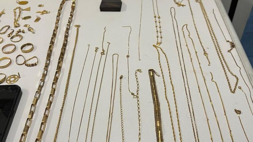 Dezenove correntes de ouro e dez pingentes. Crédito: Polícia Civil/SP