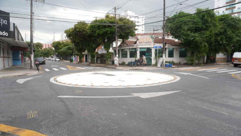 Os moradores e comerciantes da Rua Alexandre Martins com a Rua Liberdade, no bairro da Aparecida, em Santos, têm uma reclamação em comum: a instalação de uma rotatória/ Renan Lousada - Diário do Litoral