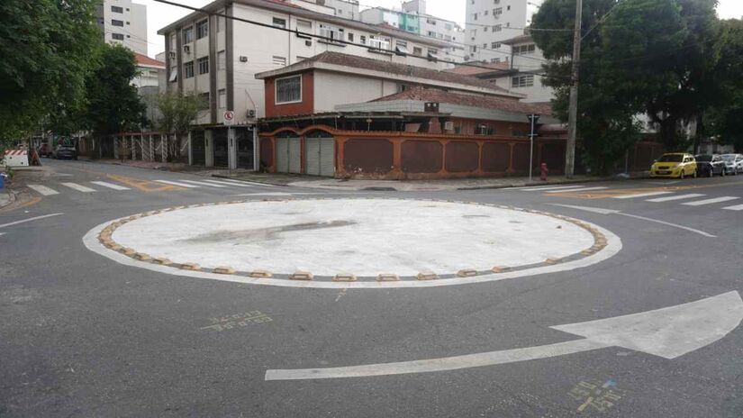 De acordo com relatos, a sinalização foi "inaugurada" há pouco mais de um mês/ Renan Lousada - Diário do Litoral
