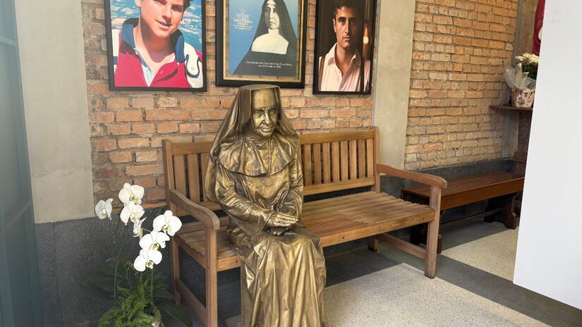 Um dos destaques do novo local é a imagem de Santa Dulce dos Pobres e um quadro de Carlo Acutis, que deve ser canonizado em Setembro. / Crédito: Jonatas Oliveira / Diário do Litoral