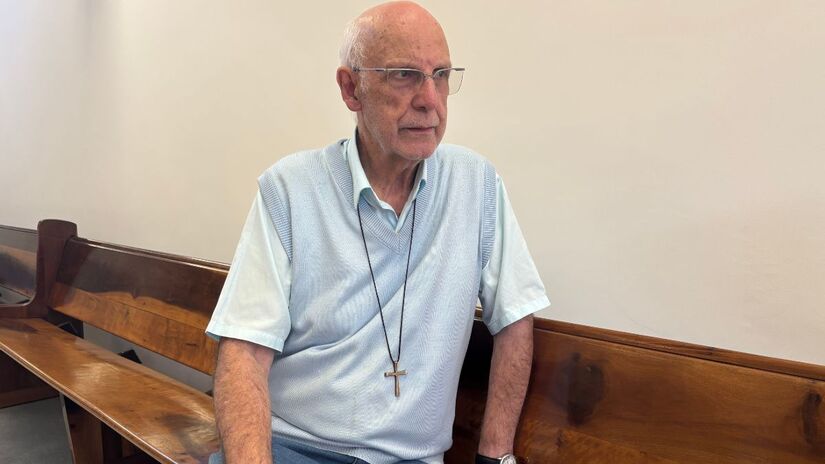 Padre Júlio afirmou que "É preciso que todos tirem as pedras do caminho, especialmente as dos mais pobres." / Crédito: Jonatas Oliveira / Diário do Litoral