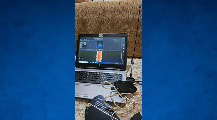 Rádio Definido por Software (SDR): Capta ondas de rádio de 30 kHz a 2,6 GHz e demodula em vários formatos  ou seja, permite ouvir o que está sendo transmitido.