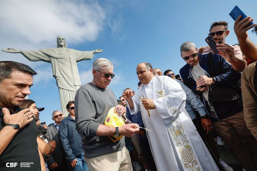 A legenda de Ancelotti faz uma referência clara à relação do Cristo Redentor com a fé. No entanto, é impossível negar a citação implícita à música de Gilberto Gil/ CBF