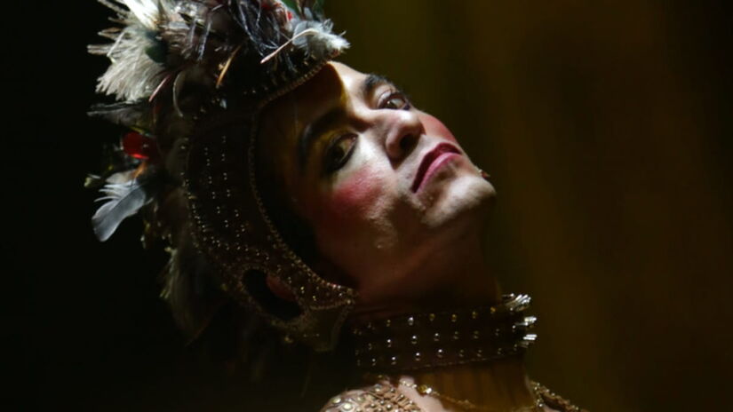Jesuíta Barbosa interpreta o cantor Ney Matogrosso (Paris Filmes/Divulgação)