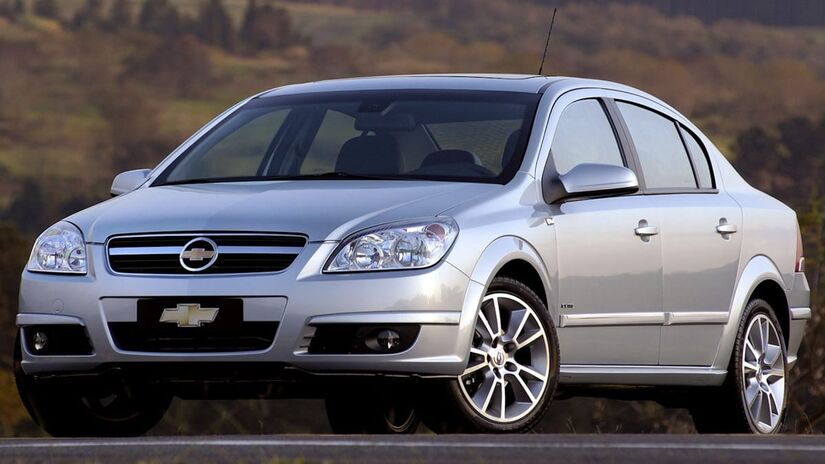 Lançado em 1993 com o propósito de substituir o Monza, o Vectra trazia o design moderno da Opel (Divulgação)