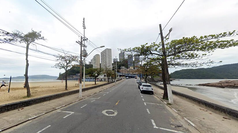 A construção da rua também contribuiu para que a praia desapareça ano a ano / Reprodução Instituto Histórico e Geográfico de São Vicente / Reprodução/Google Maps