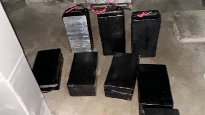 Os agentes encontraram 100 tijolos de cocaína embalados com fita preta / Divulgação/SSP