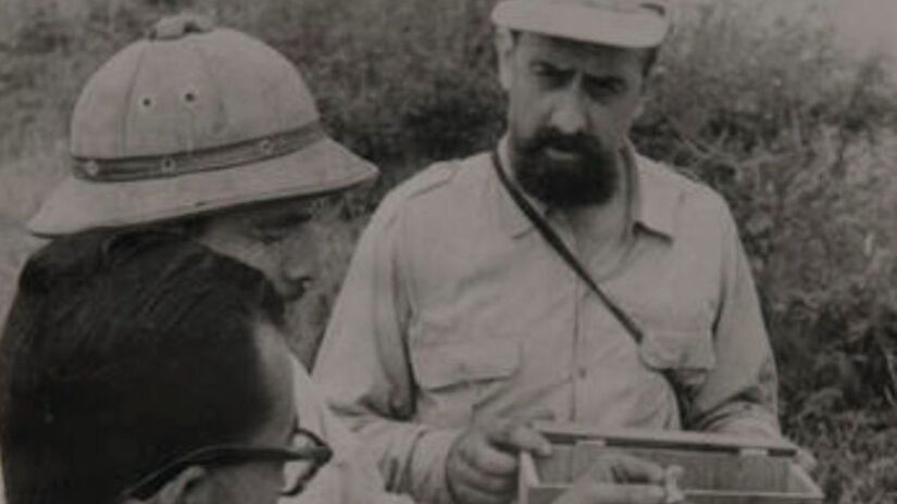 O herpetólogo do Instituto Butantan Alphonse Richard Hoge liderou uma série de expedições à "Ilha das Cobras" nas décadas de 1950 e 1960 / Crédito: Acervo Histórico/Centro de Memória do Instituto Butantan