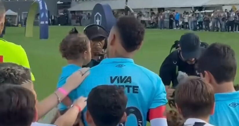 Além de sua segunda filha, Neymar foi tietado por outras crianças na entrada do time / Reprodução