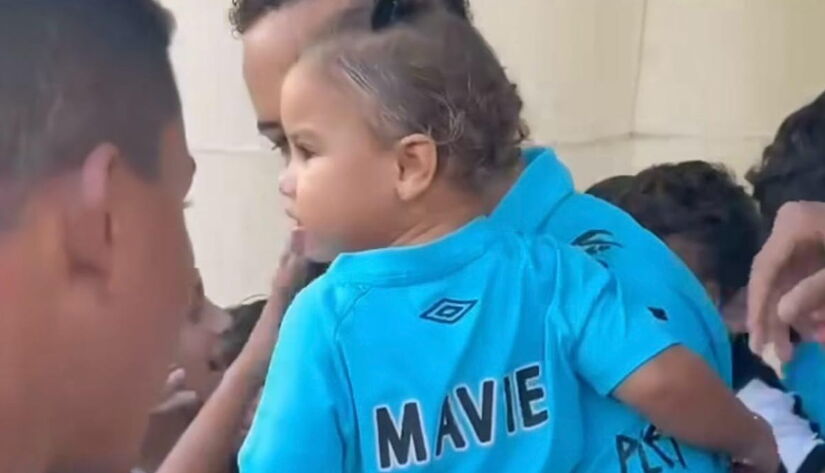 A pequena Mavie, segunda filha do astro, entrou com o time/ Reprodução