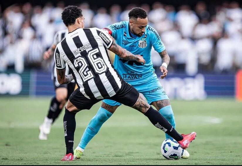 Apesar da presença de neymar, que foi expulso na segunda etapa, o Santos saiu derrotado no último duelo pelo Brasileirão/ Raul Baretta - Santos
