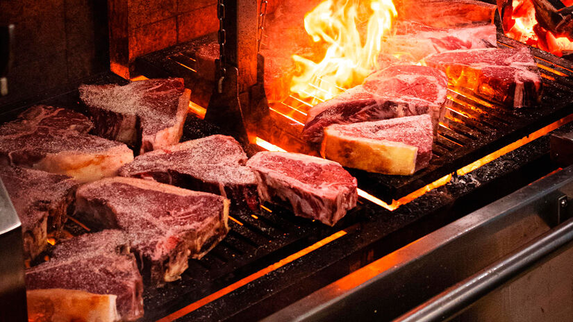 Especializada em carnes nobres preparadas na brasa - Reprodução/Mitsua Hirata