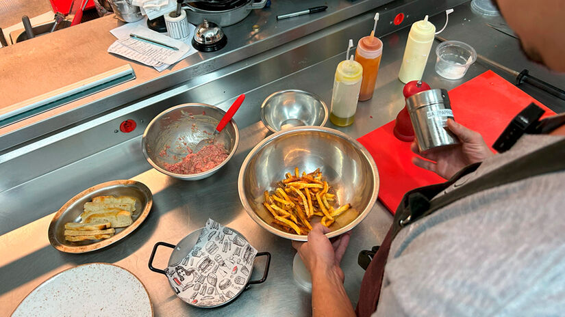 A Reportagem foi conhecer os bastidores do restaurante e foi direto ao ponto onde a mágica acontece: a cozinha. - Júlia Macêdo/DL
