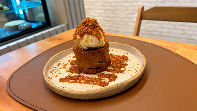O choux de maçã com sorvete de mascarpone e caramelo salgado. - Júlia Macêdo/DL
