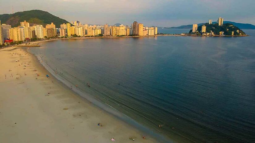 A famosa Praia do Gonzaguinha tem sofrido com o avanço do mar/divulgação