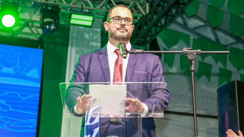 Após duas eleições municipais em menos de um ano, Cristina Wiazowski e Julio Cezar, da Coligação Cuidar é o Caminho, receberam os diplomas das mãos do prefeito / Crédito: Gabriel de Freitas / Divulgação