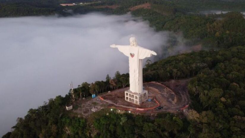 Inaugurado recentemente, o Cristo Protetor possui 37,5 metros de altura / Émerson Édson Rückert / @emersonruckert