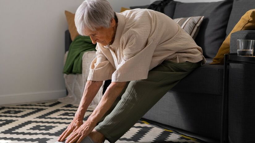 Alongamentos antes de dormir: movimentos suaves nas pernas e pés ajudam a relaxar / Freepik