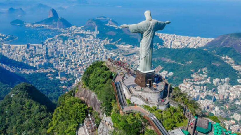 Cristo Redentor, no Rio de Janeiro, com seus braços abertos e vista privilegiada / Shutterstock
