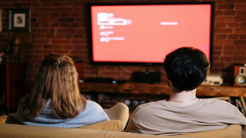 Para acelerar o processo, o governo ainda estuda linhas de financiamento para que a indústria produza adaptadores e aparelhos de TV compatíveis com a tecnologia (cottonbro studio/Pexels)