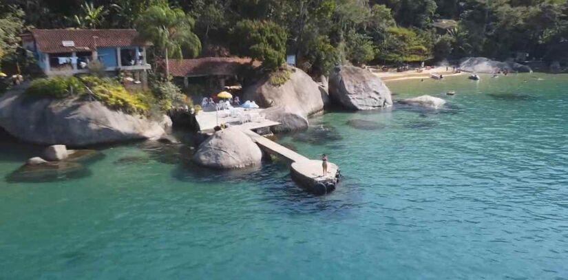 A ilha está a aproximadamente uma hora de distância de Paraty e só pode ser acessada por via marítima, a partir do Cais de Paraty/@Ubatuba e o mundo