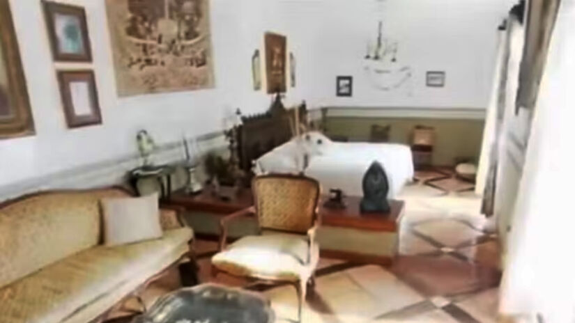 Entre os objetos mantidos na propriedade estão sua cama king size e diversas obras de arte feitas pelos pais do ator / Reprodução/Instagram 