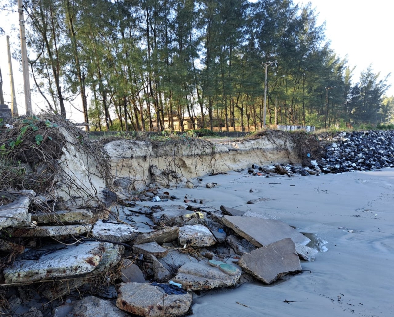 Com o avanço do mar, a população perde espaço na faixa de areia e enfrenta impactos na vegetação e em construções próximas/SP