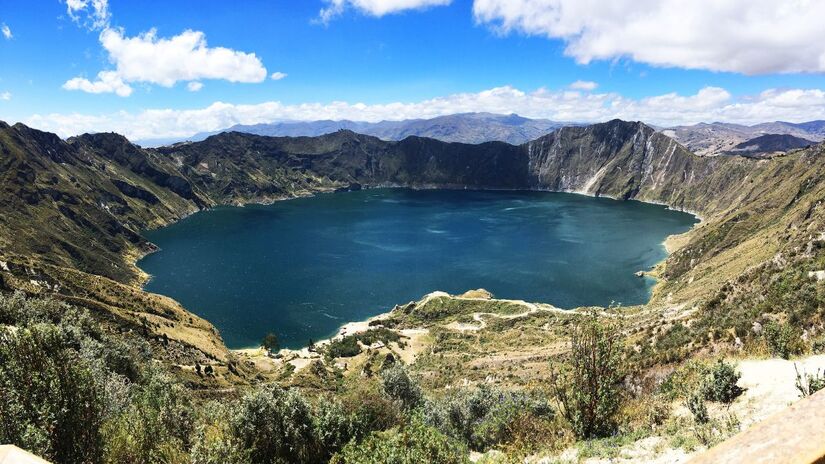 Lagoa Quilotoa, águas verde-esmeralda e pela paisagem deslumbrante ao redor. Creditos: Freepik