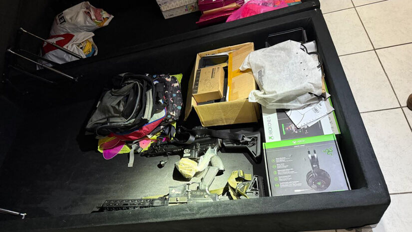 O endereço seria usado por uma facção criminosa para armazenar armas e preparar munições / Divulgação/Polícia Civil