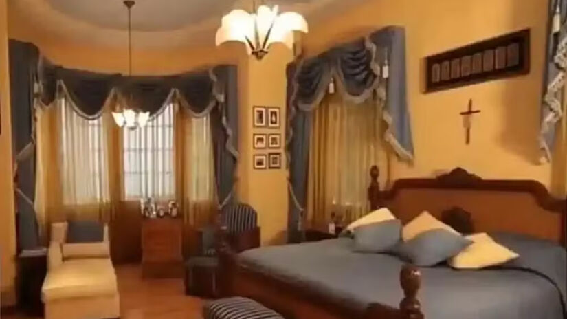 A decoração se mantém fiel à época e inclui móveis de madeira maciça, piano, quadros e vitrais detalhados / Reprodução/Instagram