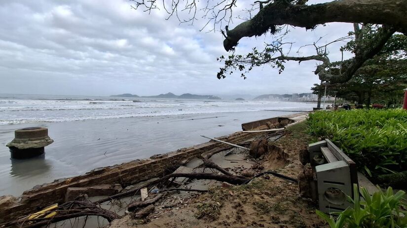 Ressaca abre crateras na orla de Santos entre os canais 4 e 5 (Nair Bueno/DL)