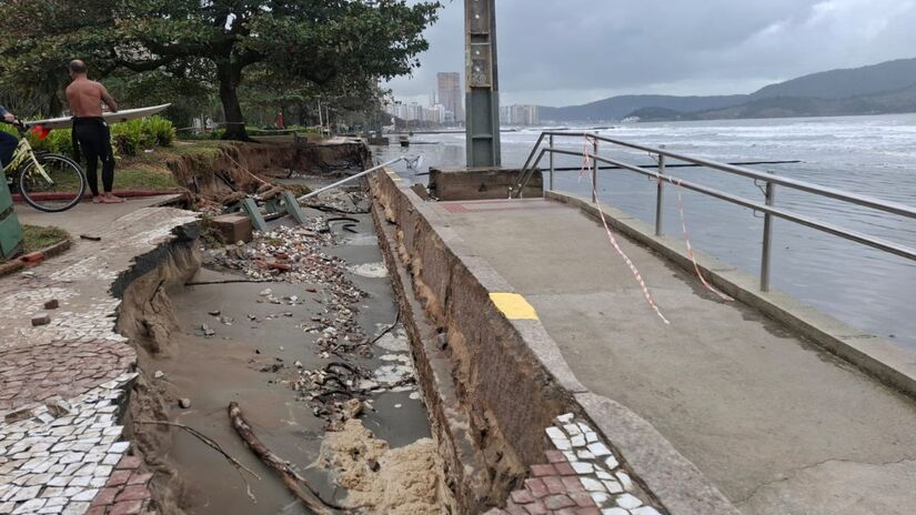 Ressaca abre crateras na orla de Santos entre os canais 4 e 5 (Nair Bueno/DL)