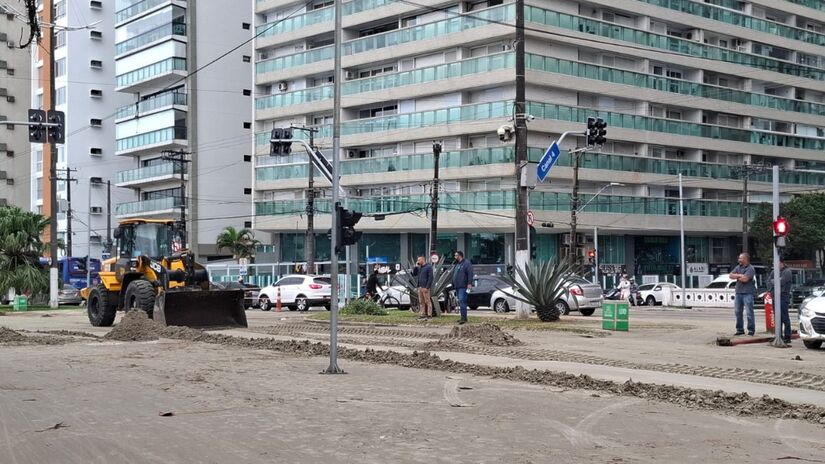 Ressaca abre crateras na orla de Santos entre os canais 4 e 5 (Nair Bueno/DL)