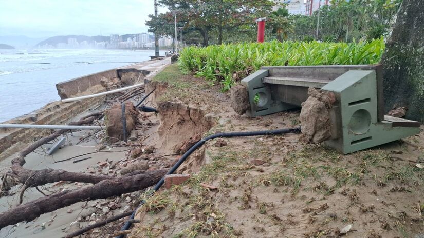 Ressaca abre crateras na orla de Santos entre os canais 4 e 5 (Nair Bueno/DL)