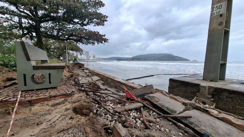 Ressaca abre crateras na orla de Santos entre os canais 4 e 5 (Nair Bueno/DL)