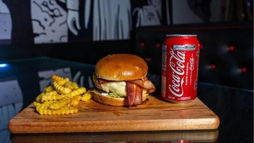 A Dead Burger funciona em horários variados, ideal para um jantar diferente ou um passeio de fim de semana/ Divulgação