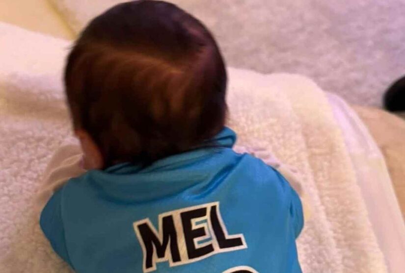 Mel, quarta filha do astro, já aparece com as cores do Santos/Reprodução