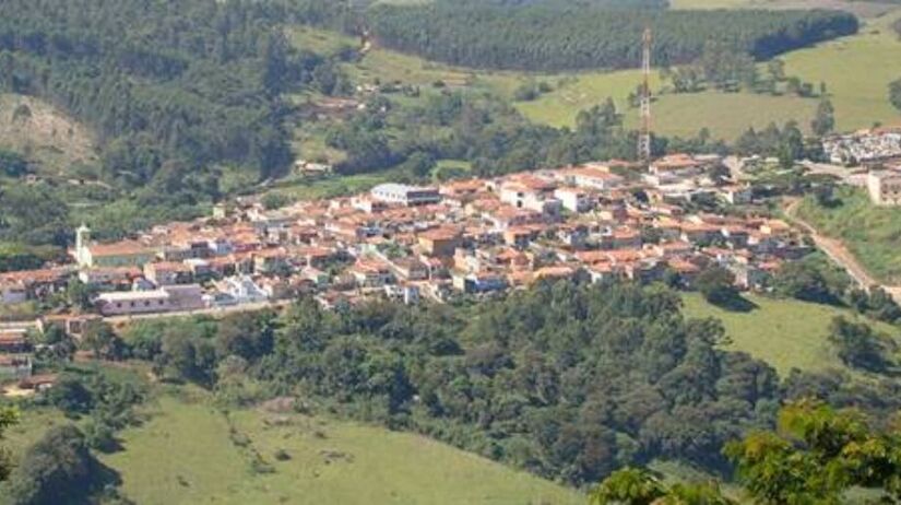 A economia gira em torno do turismo rural e religioso