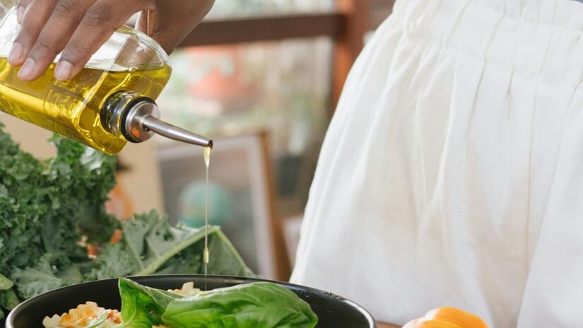 Por conta de suas propriedades, o óleo de canola auxilia na redução do colesterol ruim (RF._.studio _/Pexels)