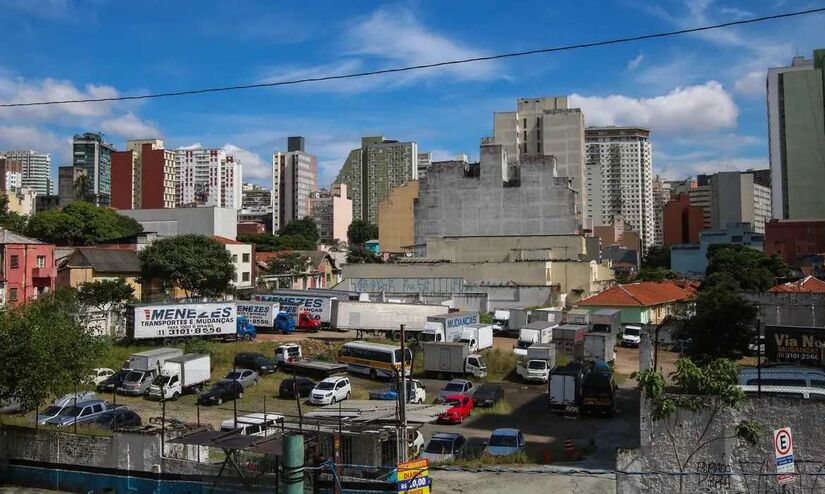 Desde a fundação no século XVI, a cidade passou por transformações que a tornaram um polo industrial, financeiro e cultural