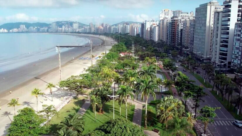 O jardim da orla apresenta tonalidades, texturas e aromas diferentes em seus 1.300 canteiros, floreiras e vasos