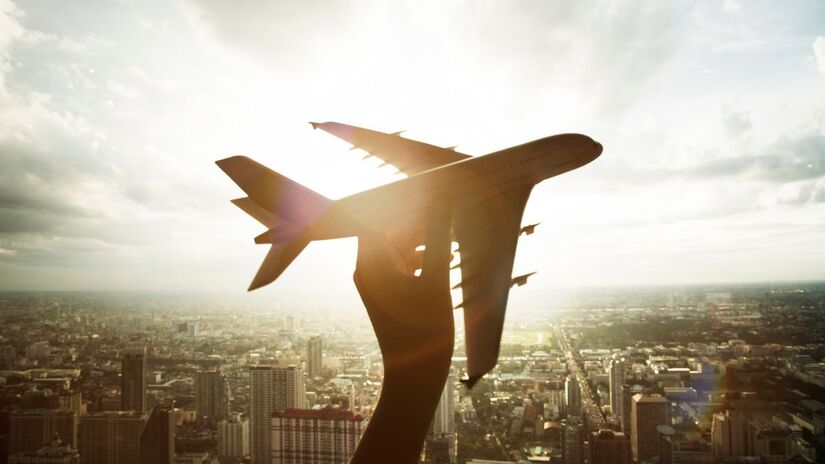 Agora sua viagem ficará mais organizada, economizando na passagem você pode aproveitar mais de seu destino! Créditos: Freepik.