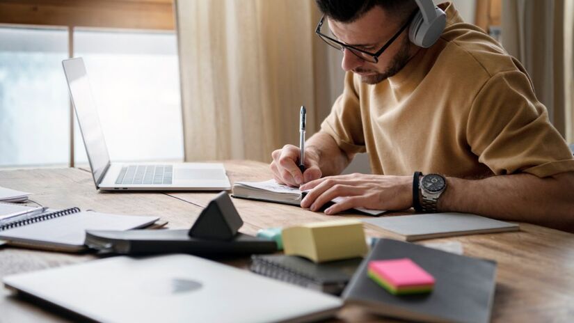 Aprender de qualquer lugar com flexibilidade e praticidade. Créditos: Freepik.