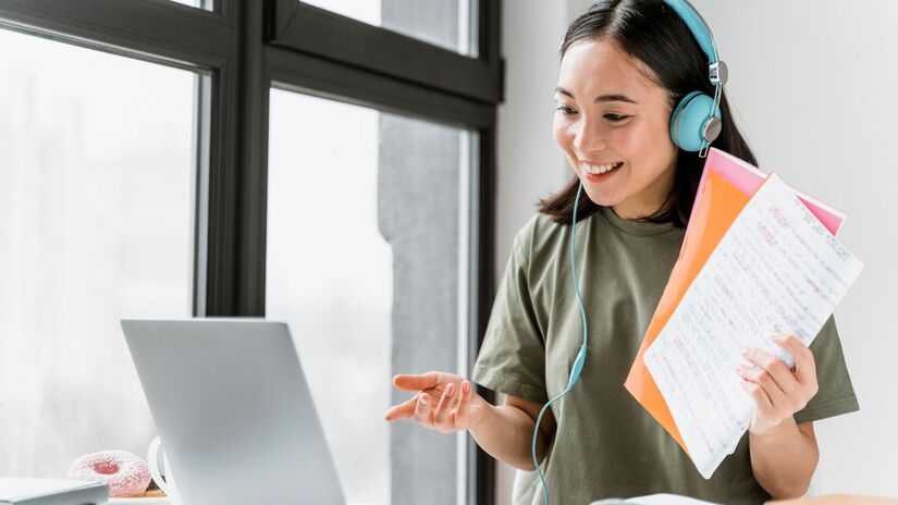 educação a distância permite que cada aluno organize seu tempo, conecte-se com conteúdos de qualidade e avance na carreira. Créditos: Freepik.