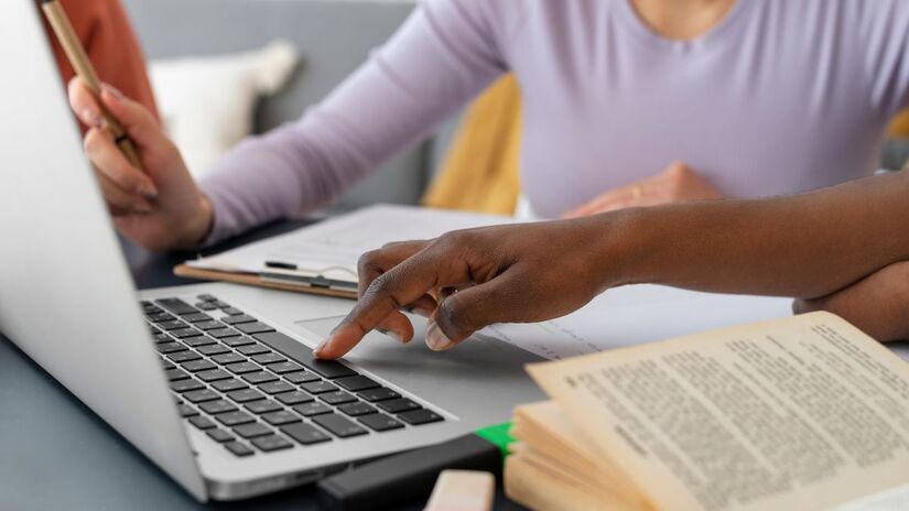 Entre anotações e pesquisas online, os estudantes da pós-graduação EAD mostram que é possível aprender de qualquer lugar. Créditos: Freepik.